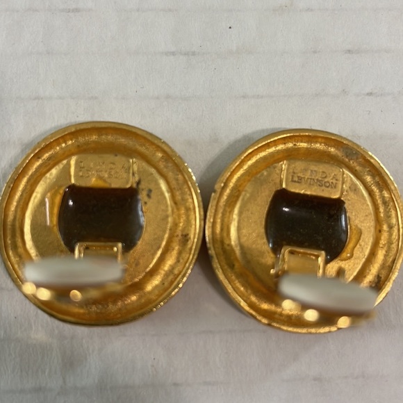 Linda Levinson Clip On Earrings - Picture 5 of 5